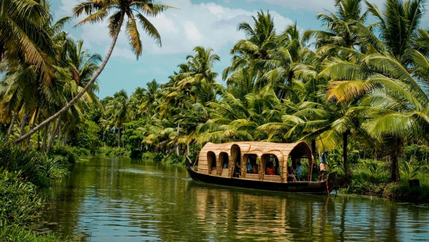 Kerala Tour Packages: Explore Backwaters, Beaches, and Hills in One Trip