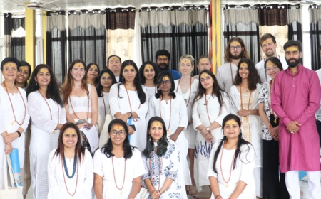 Choosing Between 200-Hour and 500-Hour Yoga Teacher Training in Rishikesh: A Beginner’s Guide