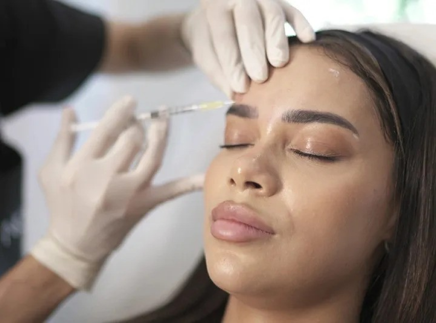 Why the Best Plastic Surgeon in Dubai Recommends Botox for Wrinkle Reduction