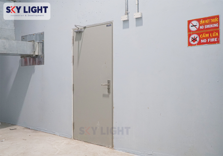 cửa thép chống cháy 1 cánh sky light