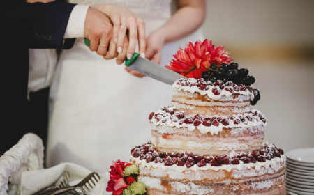 Is it safe to order cake online for your wedding anniversary?