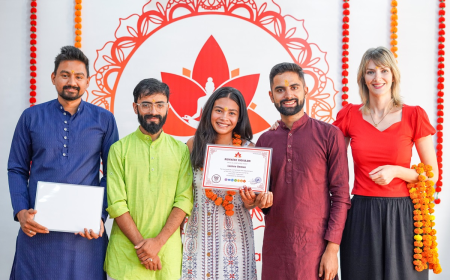 Top 10 Motivi per Scegliere il Corso di Formazione Ibrida Per Insegnanti Di Yoga Di 100+ 100 Ore a Rishikesh