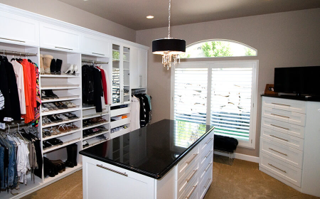 How Can a Walk-In Closet Transform Daily Organization and Storage Efficiency?
