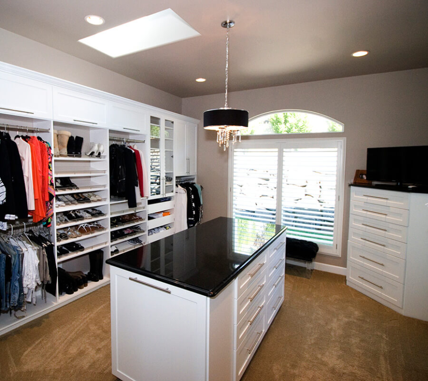 How Can a Walk-In Closet Transform Daily Organization and Storage Efficiency?