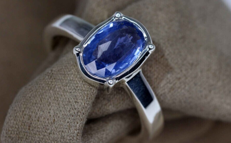 Which online stores provide customization options for blue sapphire jewelry?