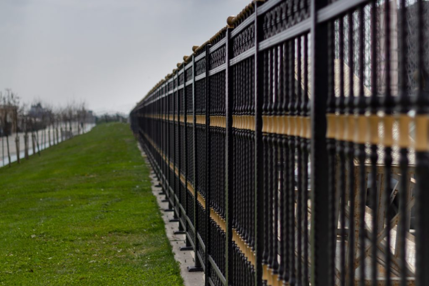 What a Reputable Fence Company in Austin Does Differently in Clay Soil