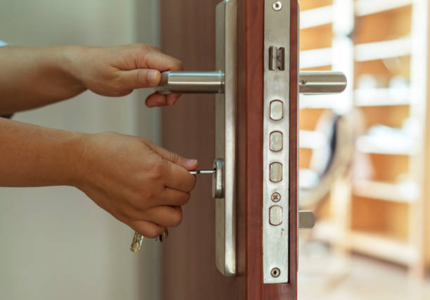 What to Expect When a Locksmith Rekeys Your Home in Glendale, AZ