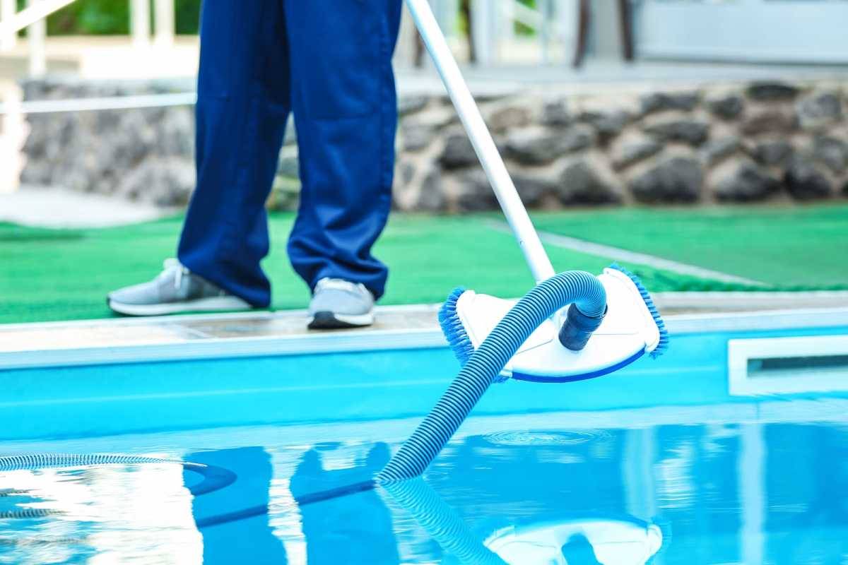 The Benefits of Scheduling Swimming Pool Weekly Service Year-Round