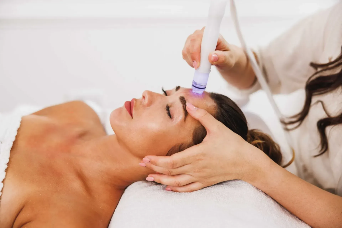 Which Facial Is Better for Glowing Skin? Aqua Derm Facial vs. Dermaplaning 