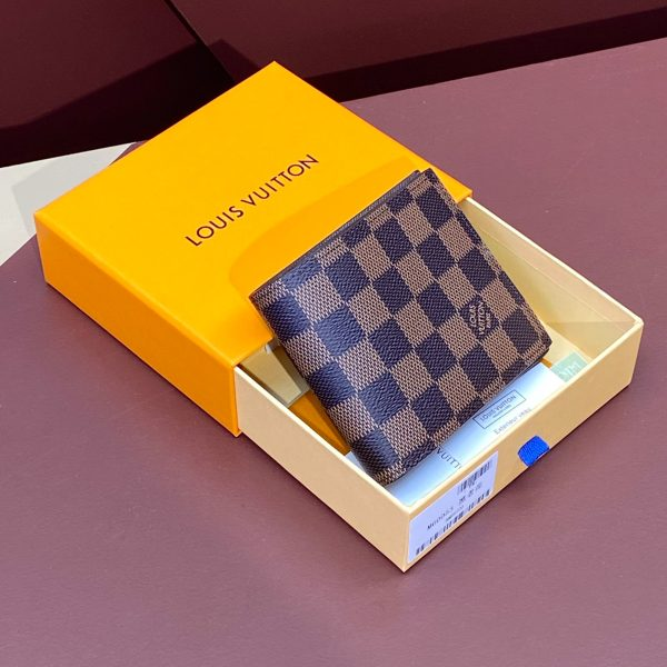 Louis Vuitton Card Case vs Wallet: Which One Fits Modern Everyday Carry?