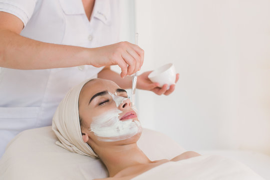 Chemical Peels in Dubai: Cost and Key Factors