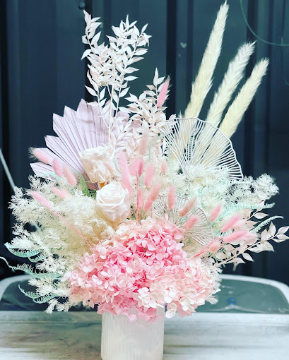The Difference Between Dried Flowers and Preserved Flowers Explained