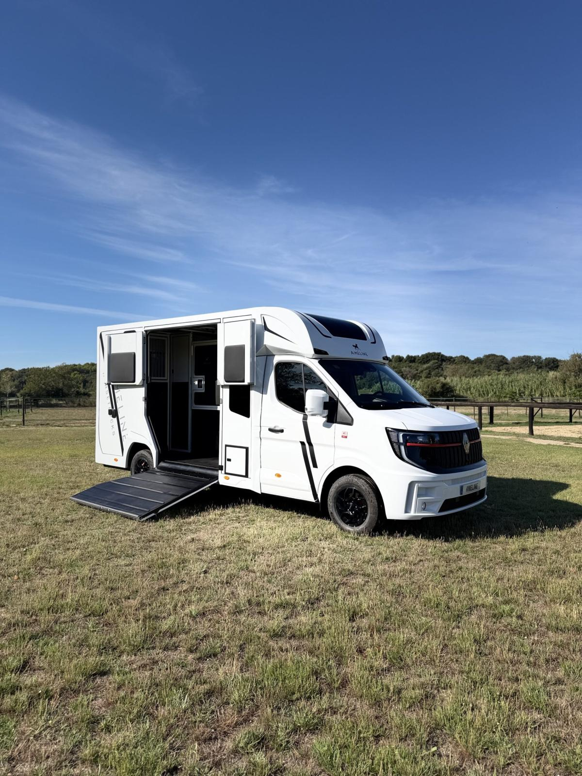 Pourquoi choisir un camion chevaux VL 2 chevaux pour les déplacements quotidiens ?